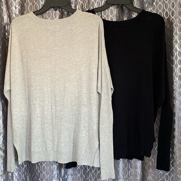 A Set of 2 Trouve Crewneck Long Sleeve Lightweight Sweaters in Black & Beige XS - Picture 9 of 12
